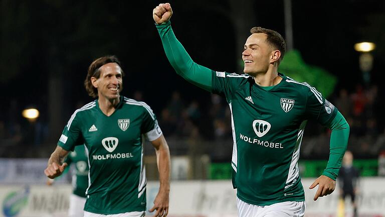 Der frühe Dosenöffner: Marc Hänschke (rechts) feiert seinen Treffer zur 1:0-Führung für den FC 05 Schweinfurt. Kapitän Lukas Billick kommt beim Jubeln kaum hinterher. Der frühe Dosenöffner: Marc Hänschke (rechts) feiert seinen Treffer zur 1:0-Führung für den FC 05 Schweinfurt. Kapitän Lukas Billick kommt beim Jubeln kaum hinterher.