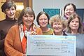 Der Vorstand von Soroptimist International in Würzburg überreichte 3000 Euro für die Organisation 'Aktion für Menschenrechte'.