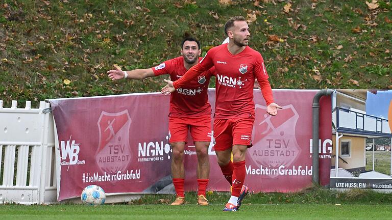 Die Ratlosigkeit steht Timo Pitter (hinten) und Leon Heinze (vorne) im Heimspiel des TSV Aubstadt gegen die SpVgg Hankofen-Hailing förmlich ins Gesicht geschrieben. Die Ratlosigkeit steht Timo Pitter (hinten) und Leon Heinze (vorne) im Heimspiel des TSV Aubstadt gegen die SpVgg Hankofen-Hailing förmlich ins Gesicht geschrieben.