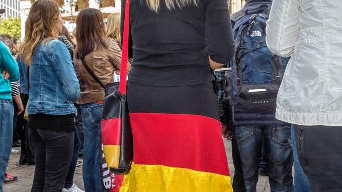 Einheitsfeier Frankfurt - Passend in schwarz-rot-gold gekleidet ist am 03.10.2015 in Frankfurt am Main (Hessen) eine Frau, die vor der Alten Oper die Übertragung des Festaktes zur Feier von 25 Jahren deutscher Einheit verfolgt. Foto: Frank Rumpenhorst/dpa +++(c) dpa - Bildfunk+++ Einheitsfeier Frankfurt - Passend in schwarz-rot-gold gekleidet ist am 03.10.2015 in Frankfurt am Main (Hessen) eine Frau, die vor der Alten Oper die Übertragung des Festaktes zur Feier von 25 Jahren deutscher Einheit verfolgt. Foto: Frank Rumpenhorst/dpa +++(c) dpa - Bildfunk+++