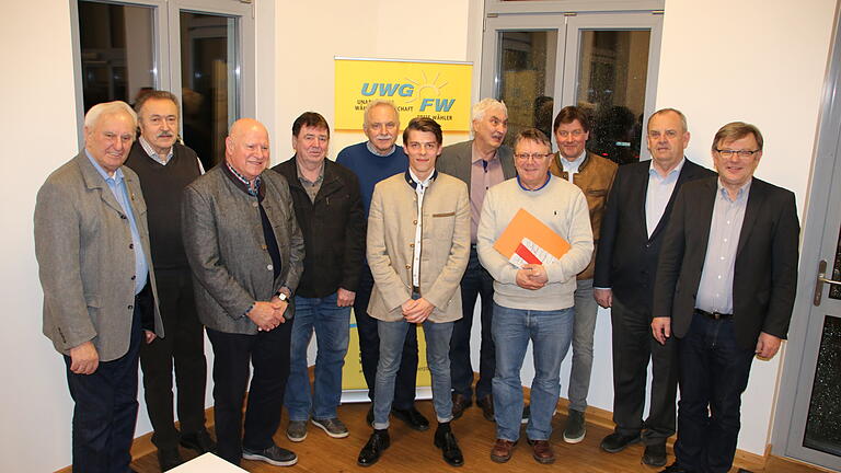 30 Mitglieder der UWG-FW wurden für 15, 20, 30 und 35 Jahre Mitgliedschaft geehrt. In ihrer Mitte ist der Vorsitzende Felix Freiherr von Zobel.