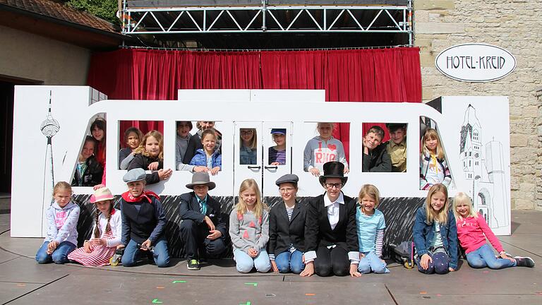 Generalprobe auf Burg Brattenstein: 24 Kinder der Grundschule Röttingen bringen mit dem Musical 'Emil und die Detektive' eine spannende Verfolgungsjagd und Melodien der 20er Jahre auf die Bühne. Generalprobe auf Burg Brattenstein: 24 Kinder der Grundschule Röttingen bringen mit dem Musical 'Emil und die Detektive' eine spannende Verfolgungsjagd und Melodien der 20er Jahre auf die Bühne.