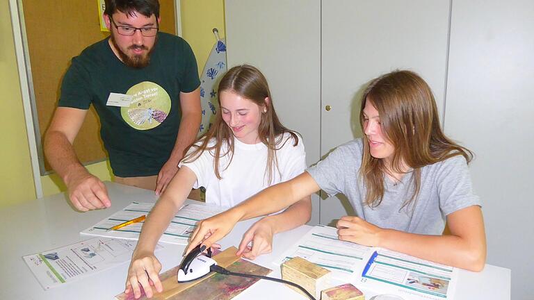 Unter Anleitung von Jochen Löblein experementieren Vivian (links) und Leonie mit der Verbindung von Fasern. Unter Anleitung von Jochen Löblein experementieren Vivian (links) und Leonie mit der Verbindung von Fasern.