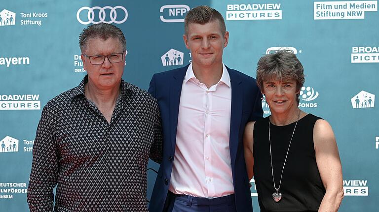 Toni Kroos mit seinen Eltern Roland und Birgit Kroos. Toni Kroos mit seinen Eltern Roland und Birgit Kroos. 