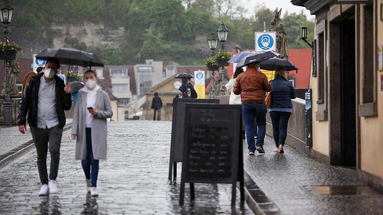 Mit einer Inzidenz von 69,6 liegt die Stadt Würzburg zwar weiterhin deutlich unter 100, befindet sich jedoch bayernweit nur im Mittelfeld. Auf der Alten Mainbrücke (im Bild) gilt weiter Maskenpflicht. Mit einer Inzidenz von 69,6 liegt die Stadt Würzburg zwar weiterhin deutlich unter 100, befindet sich jedoch bayernweit nur im Mittelfeld. Auf der Alten Mainbrücke (im Bild) gilt weiter Maskenpflicht.