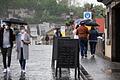 Mit einer Inzidenz von 69,6 liegt die Stadt Würzburg zwar weiterhin deutlich unter 100, befindet sich jedoch bayernweit nur im Mittelfeld. Auf der Alten Mainbrücke (im Bild) gilt weiter Maskenpflicht.