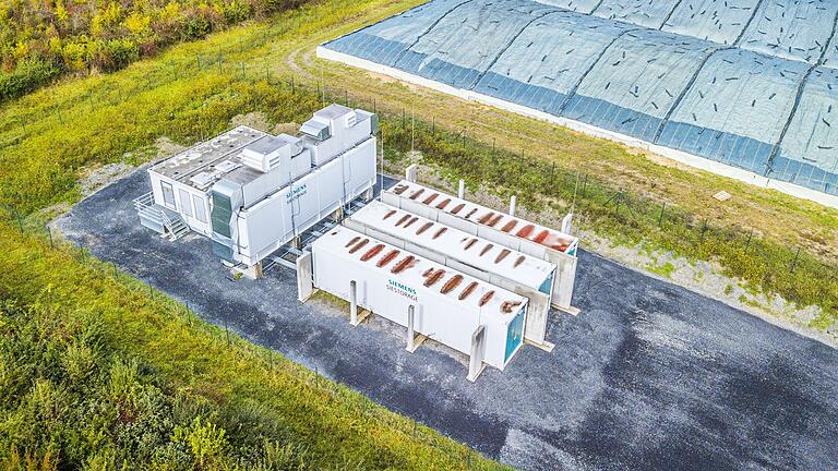 Auf dem Gelände der Biogasanlage an der Osttangente haben die Städtischen Betriebe Haßfurt einen Zehn-Megawatt-Batteriespeicher in Betrieb genommen. Auf dem Gelände der Biogasanlage an der Osttangente haben die Städtischen Betriebe Haßfurt einen Zehn-Megawatt-Batteriespeicher in Betrieb genommen.