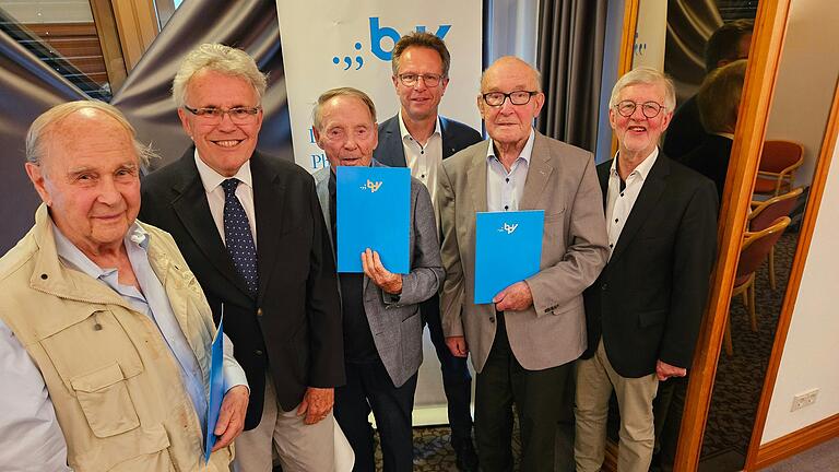 Drei Philologen wurden in Würzburg für 60 Jahre Treue zu ihrem Berufsverband geehrt, Ehrende und Geehrte (von links): Ewald Leibold, Heiner Ratsch, Dr. Helmut Winter, Peter Stegmann, Dr. Klaus Linsenmeyer und Wilhelm Renner.