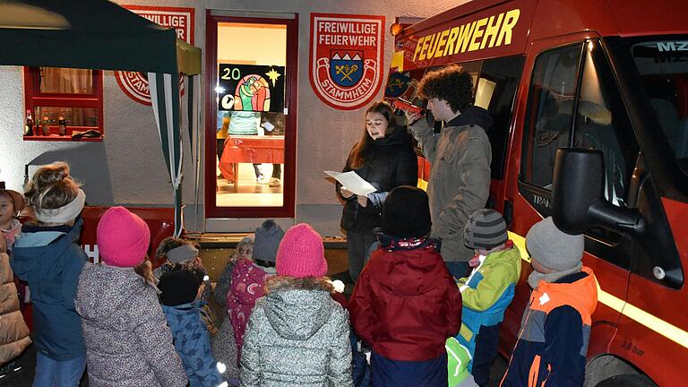 Jugendfeuerwehr bei Enthüllung des Fenster und Vorlesung der Weihnachtsgeschichte. Jugendfeuerwehr bei Enthüllung des Fenster und Vorlesung der Weihnachtsgeschichte.