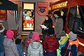 Jugendfeuerwehr bei Enthüllung des Fenster und Vorlesung der Weihnachtsgeschichte.