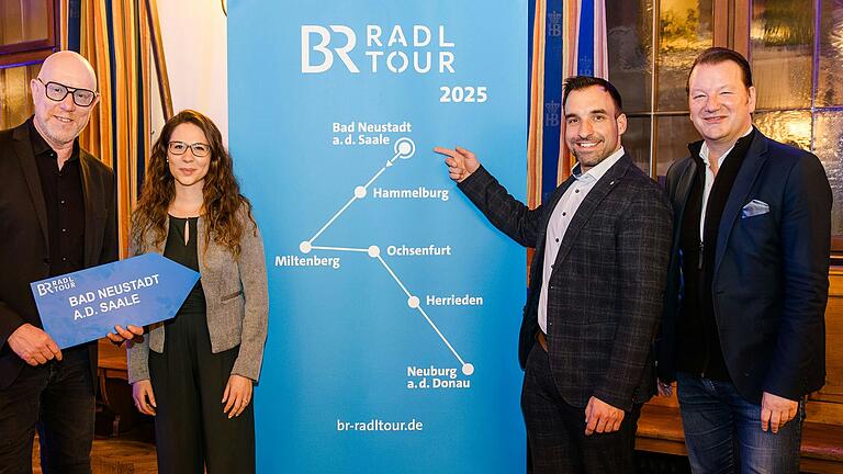 Bei der 'BR-Radlnacht' stellte der Bayerische Rundfunk Bad Neustadt als erste Etappe der BR-Radltour vor. Bürgermeister Michael Werner (Zweiter von rechts) und Kulturmanager Michael Schönmeier (links) zeigten sich darüber erfreut. Mit im Bild sind Janina Weber (Leiterin der BR-Radltour) sowie Markus Riese (BR-Marketingleiter). Bei der 'BR-Radlnacht' stellte der Bayerische Rundfunk Bad Neustadt als erste Etappe der BR-Radltour vor. Bürgermeister Michael Werner (Zweiter von rechts) und Kulturmanager Michael Schönmeier (links) zeigten sich darüber erfreut. Mit im Bild sind Janina Weber (Leiterin der BR-Radltour) sowie Markus Riese (BR-Marketingleiter).