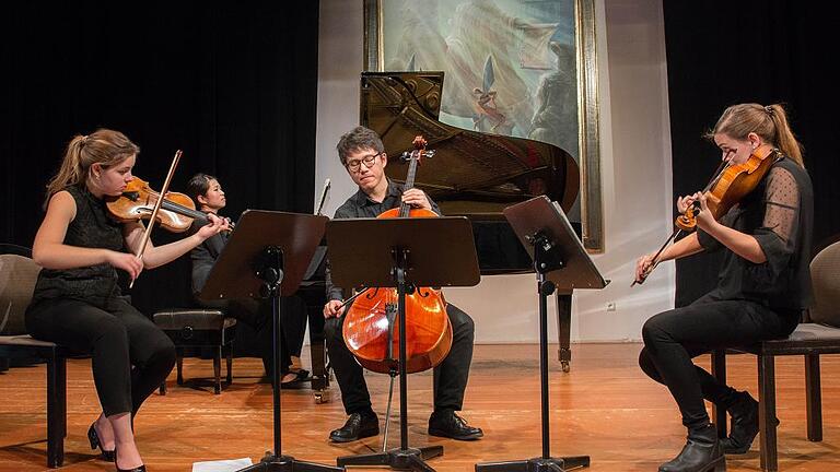 Mit schöner Kammermusik beeindruckte das Alma-Quartett mit Katharina Schmitzer (Violine), Mika Yamamoto (Klavier), Yimeng Xi (Cello) und Paula Sedeno Moreno (Viola) beim Konzert für Senioren in der Stadthalle in Haßfurt.