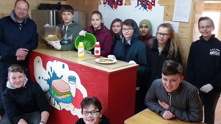 Projekt im Schulcafé       -  (ela)   Im Rahmen des Projektes Hot Dog erlebte die Klasse 7G der Mittelschule Wiesentheid mittels der Schülerfirma, wie viel Arbeit dahinter steckt, bevor ein Produkt seine Käufer findet, heißt es in einer Mitteilung. Die Jugendlichen arbeiteten in den Teams &bdquo;Bedarfsanalyse&ldquo;, &bdquo;Werbung&ldquo;, &bdquo;Kalkulation&ldquo;, &bdquo;Produktion&ldquo; und &bdquo;Verkauf&ldquo;. Mit Unterstützung des Klassenleiters, Herrn Ebert, gelang es nach vielen Stunden der Vorbereitung und Organisation tatsächlich, im fünf-Sekunden-Takt Hot Dogs zuzubereiten und an die hungrigen Mitschüler zu verkaufen.