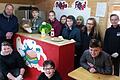 Projekt im Schulcafé       -  (ela)   Im Rahmen des Projektes Hot Dog erlebte die Klasse 7G der Mittelschule Wiesentheid mittels der Schülerfirma, wie viel Arbeit dahinter steckt, bevor ein Produkt seine Käufer findet, heißt es in einer Mitteilung. Die Jugendlichen arbeiteten in den Teams &bdquo;Bedarfsanalyse&ldquo;, &bdquo;Werbung&ldquo;, &bdquo;Kalkulation&ldquo;, &bdquo;Produktion&ldquo; und &bdquo;Verkauf&ldquo;. Mit Unterstützung des Klassenleiters, Herrn Ebert, gelang es nach vielen Stunden der Vorbereitung und Organisation tatsächlich, im fünf-Sekunden-Takt Hot Dogs zuzubereiten und an die hungrigen Mitschüler zu verkaufen.