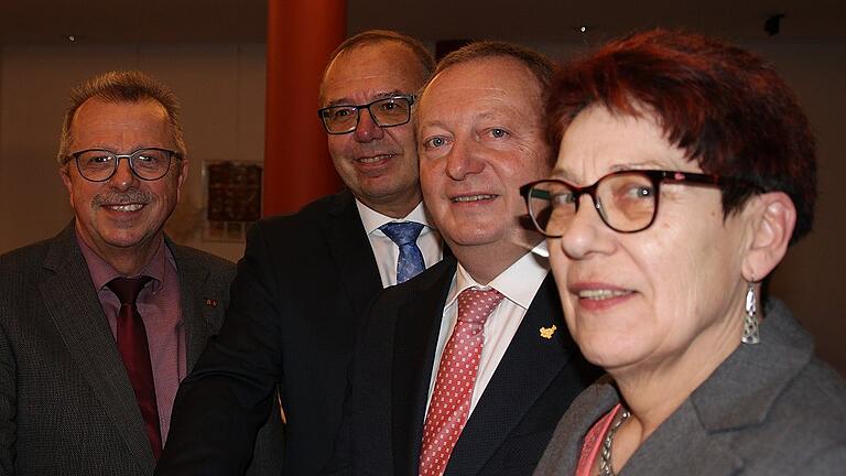 Am Montag im Kreistag: Landrat Thomas Bold (Zweiter von rechts) und seine Stellvertreter Emil Müller (CSU), Jürgen Englert (SPD, neu) und Monika Horcher (Die Grünen/BfU).