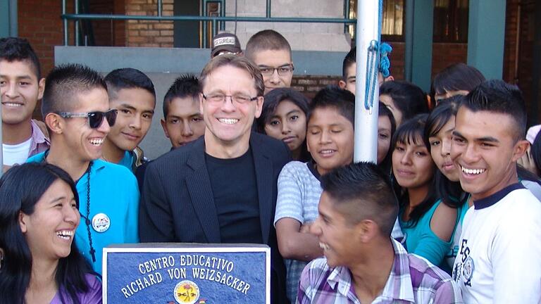 Seit 35 Jahren setzt sich der Schweinfurter Frank Weber in Bolivien für soziale Gerechtigkeit und Schulbildung ein, hier mit Schülern seiner Richard-von-Weizsäcker-Schule.