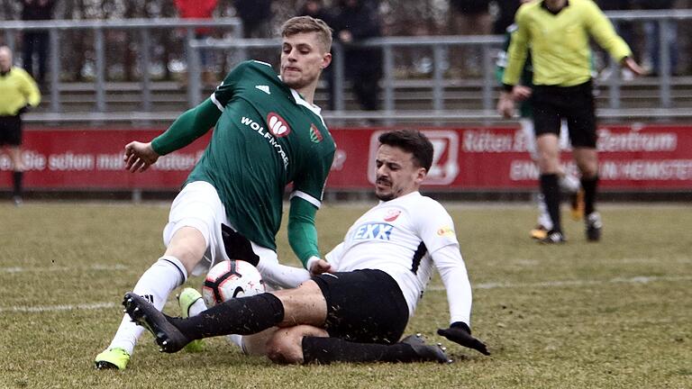 Kämpfte vergeblich: Dem Schweinfurter Florian Pieper (links, hier im Duell mit dem Heimstettener Maximilian Hintermaier) gelang nur noch der Anschlusstreffer.