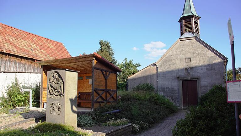 Der Platz wartet auf seine Umgestaltung. Wo jetzt das provisorische Buswartehäuschen auf der Löschwasserzisterne steht, entsteht die neue Grünfläche. Das Kriegerdenkmal bekommt einen neuen Platz und vor der Zisterne werden Brunnen, Bank und Baum Gemütlichkeit bringen.