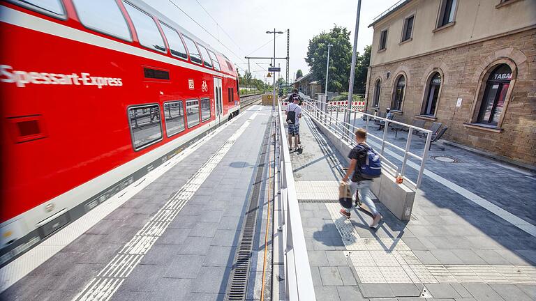 Der Bahnsteig an Gleis 1 des Haßfurter Bahnhofs ist nun höher als bisher, so dass Fahrgäste barrierefrei ein- und aussteigen können. Für den Zugang zum Bahnsteig gibt es eine Rampe. Der Bahnsteig an Gleis 1 des Haßfurter Bahnhofs ist nun höher als bisher, so dass Fahrgäste barrierefrei ein- und aussteigen können. Für den Zugang zum Bahnsteig gibt es eine Rampe.