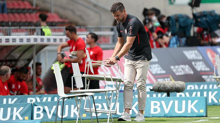 Der Stuhl wackelt nicht. Kickers-Trainer Torsten Ziegner hat einstweilen weiterhin das Vertrauen der Kickers-Verantwortlichen. Der Stuhl wackelt nicht. Kickers-Trainer Torsten Ziegner hat einstweilen weiterhin das Vertrauen der Kickers-Verantwortlichen. 