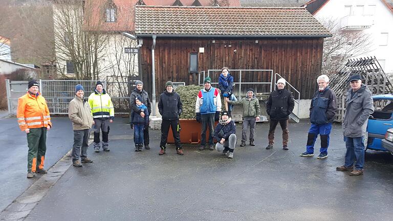 Mitglieder der UWG beförderten die alten Christbäume zum gemeindlichen Wertstoffhof. Mitglieder der UWG beförderten die alten Christbäume zum gemeindlichen Wertstoffhof.