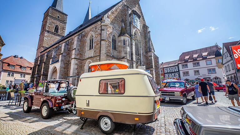 Nicht nur alte Autos gab es bei den 'Geo Classics' zu bestaunen, wie dieser Oldtimer-Wohnanhänger vor der Stadtpfarrkirche zeigt.