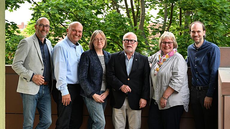 Übergabe des Staffelstabs an den neuen Vorstand (von links): Das scheidende Vorstandsmitglied Wolfgang Röder, Schatzmeister Peter Seubert, 2. Vorsitzende Renate Volkert, Ehrenvorsitzender Dr. Andreas Metschke, 1. Vorsitzende Brigitte Steinruck und Schriftführer Nicolas Rupp.