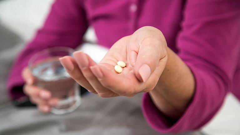 Frau mit Tabletten in der Hand       -  Wer sich als gesetzlich Versicherter eine Privatklinik für einen Medikamentenentzug aussucht, darf nicht darauf hoffen, dass die Krankenkasse die Kosten dafür übernimmt.