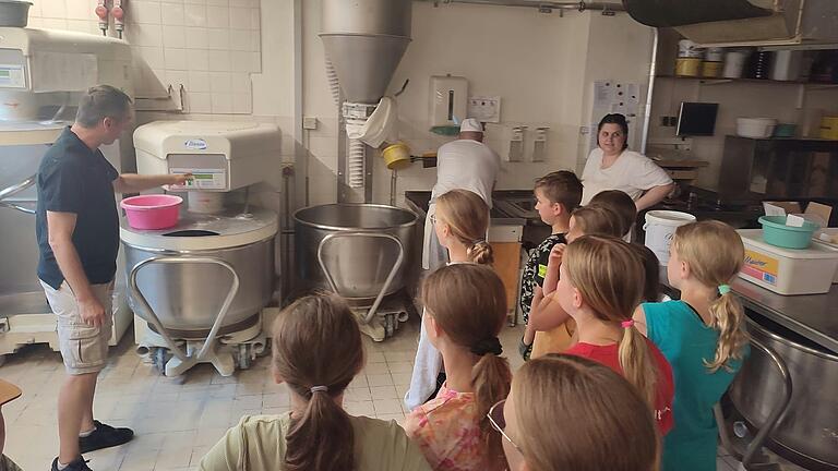 Spannende Einblicke in das Bäckerhandwerk gewannen die 28 Tiefenthaler Kinder im Rahmen ihres diesjährigen Ferienzeltens bei der Bäckerei Kachel.