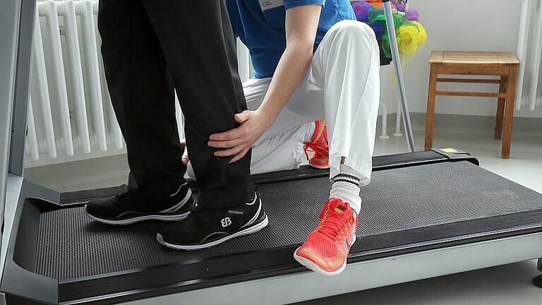 Physiotherapie       -  Teils monatelang bleiben freie Stellen in der Physiotherapie derzeit in Bayern unbesetzt. Der Grund: Es mangelt an Fachkräften und an Nachwuchs.