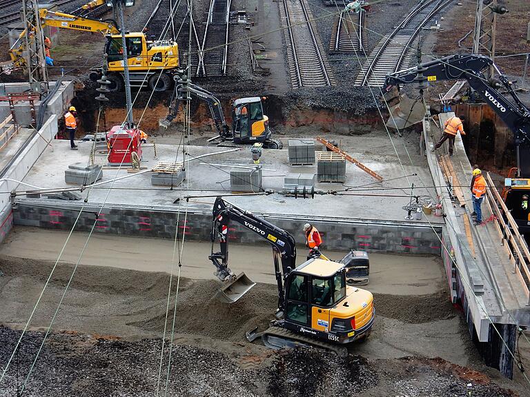 Am Montag wurde der Bahndamm errichtet. Anschließend wurde bei den Schienen die Lücke geschlossen.