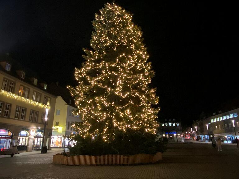 Der diesjährige Weihnachtsbaum auf dem Schweinfurter Marktplatz hat eine neue Lichterkette.