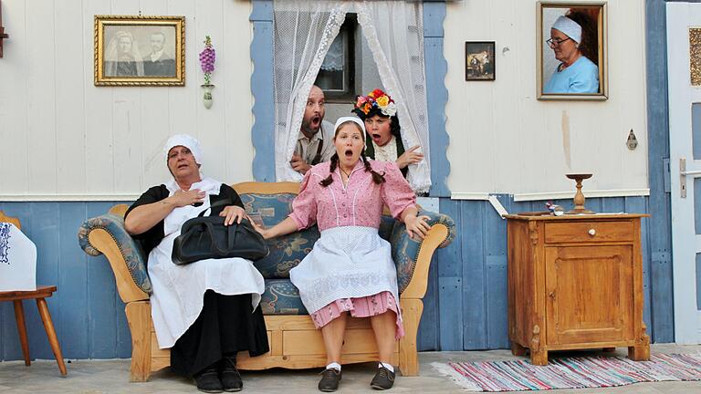Die Gothel Helene Schmalzbichler (Andrea Ullrich, links) enthüllt Magd Annamirl (Bettina Fößel, rechts) wer ihr richtiger Vater ist. Anderl und Genoveva (Michael Then und Martina Kneuer) lauschen entsetzt. Die Gothel Helene Schmalzbichler (Andrea Ullrich, links) enthüllt Magd Annamirl (Bettina Fößel, rechts) wer ihr richtiger Vater ist. Anderl und Genoveva (Michael Then und Martina Kneuer) lauschen entsetzt.