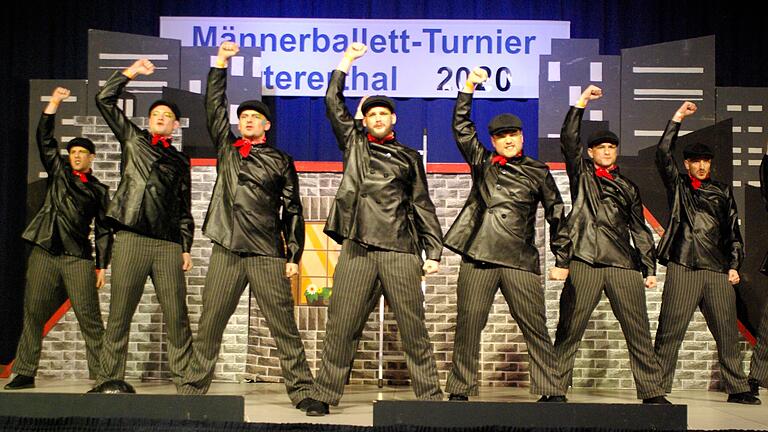 Bei der letzten Auflage des Männerballett-Turniers in Untererthal im Jahr 2020 nahm die Tanztruppe aus Oberthulba den Pokal mit nach Hause.