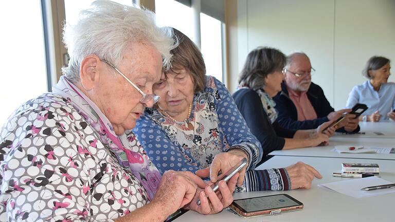 Damit Senioren den Umgang mit Handy oder Tablet lernen und die digitalen Möglichkeiten nutzen können, werden künftig Schüler der Mittelschule Werneck eine Eins-zu-Eins-Beratung für Senioren anbieten. Damit Senioren den Umgang mit Handy oder Tablet lernen und die digitalen Möglichkeiten nutzen können, werden künftig Schüler der Mittelschule Werneck eine Eins-zu-Eins-Beratung für Senioren anbieten.