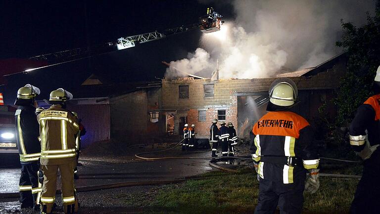 Vermutlich ein Blitzschlag hat im August 2015 einen Rinderstall in Aschenroth in Brand gesetzt.