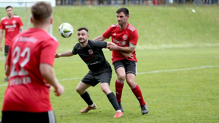 Christoph Schmidt (Mitte, hier im Trikot des FC Fuchsstadt) ist inzwischen zu seinem Heimatverein nach Hammelburg zurückgekehrt.