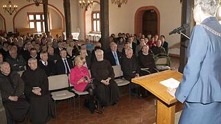 Mit einem Empfang im Rathaus verabschiedete die Stadt Dettelbach am Sonntagvormittag ganz offiziell die Franziskaner nach 400 Jahren aus der Stadt. Hier spricht Bürgermeisterin christine Konrad.
