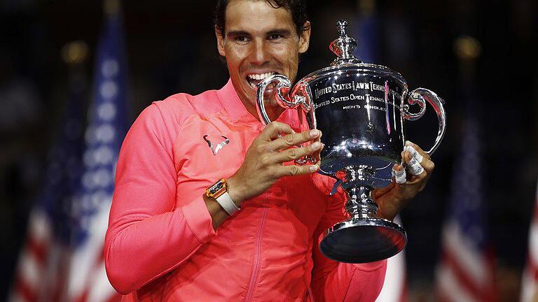 Triumph       -  Rafael Nadal präsentiert stolz den Siegerpokal der US Open.