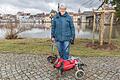 Aramis und Frauchen Christel Wanzek beim Spaziergang am Main.