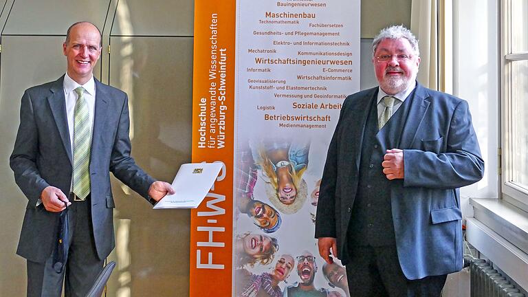 Der FHWS-Präsident Professor Dr. Robert Grebner (li.) berief auf Vorschlag des Dekans der Fakultät Architektur und Bauingenieuerwesen den Architekten und Denkmalpfleger Dr. Matthias Wieser zum Honorarprofessor.