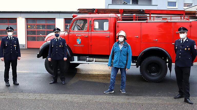 Verabschiedung von Bernhard Büttner nach fast 50 Jahren aktiven Dienst in der Feuerwehr Karlstadt (von links): Kommandant Stephan Brust, stellvertretender Kommandant Andreas Büttner, Bernhard Büttner und Vereinsvorsitzender Gregor Weigel.