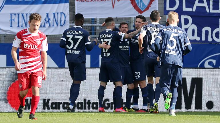 Bediente Kickers: Der Würzburger Patrick Sontheimer (links) scheint zu ahnen, welchen Lauf das Auswärtsspiel im Ruhrpott nehmen würde - hinter ihm bejubeln die Bochumer das 1:0 von Robert Zulj.