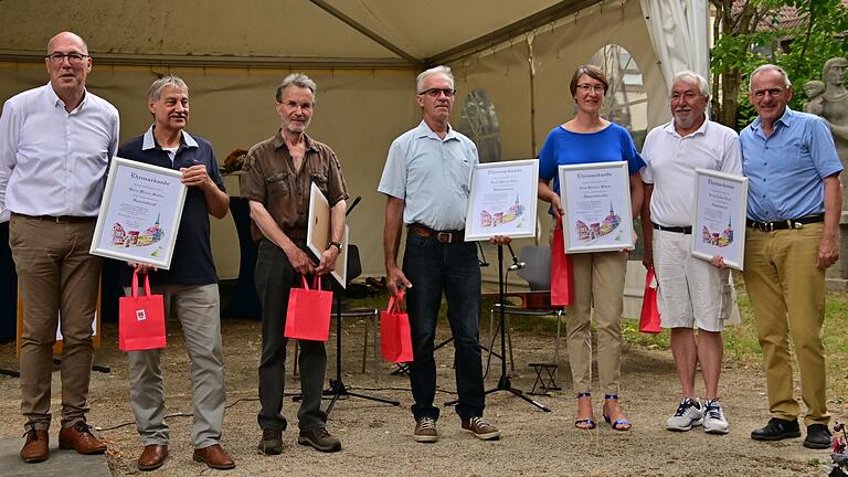 Im Rahmen der mainART wurden langjährige Mitglieder des Margetshöchheimer Gemeinderats verabschiedet (von links) Bürgermeister Waldemar Brohm, Werner Stadler, Peter Etthöfer, Werner Lutz, Bettina Bittner, Norbert Tratz und 2. Bürgermeister Norbert Götz.