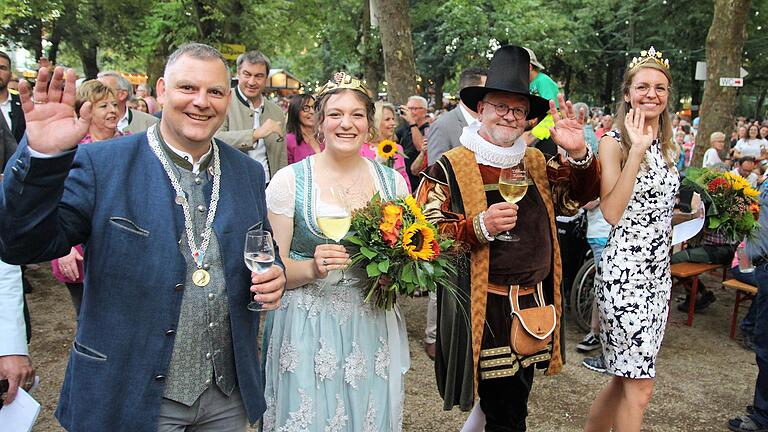 Einzug der Ehrengäste auf dem Volkacher Weinfestplatz: Den Tross mit Ministerpräsident Markus Söder (hinten, Mitte) führten Bürgermeister Heiko Bäuerlein, Volkachs Weinprinzessin Valentina Langer, der Volkacher Ratsherr Franz Lang und die Fränkische Weinkönigin Eva Brockmann (vorne von links) an.