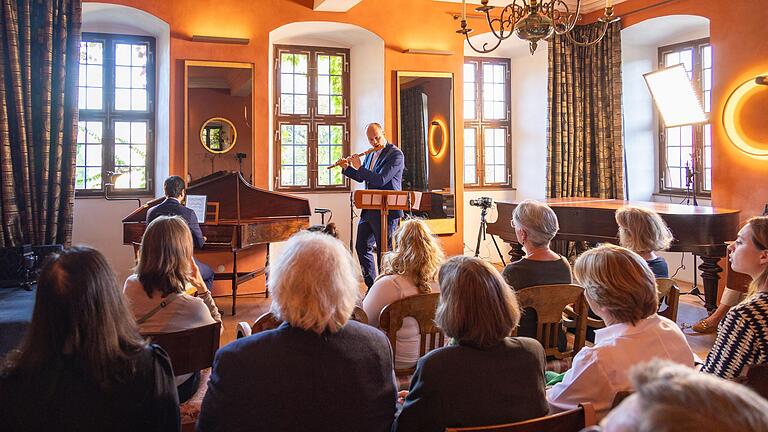 Der kleine aber feine Musiksalon auf Schloss Weißenbrunn war mit etwas mehr als 30 Menschen voll besetzt.