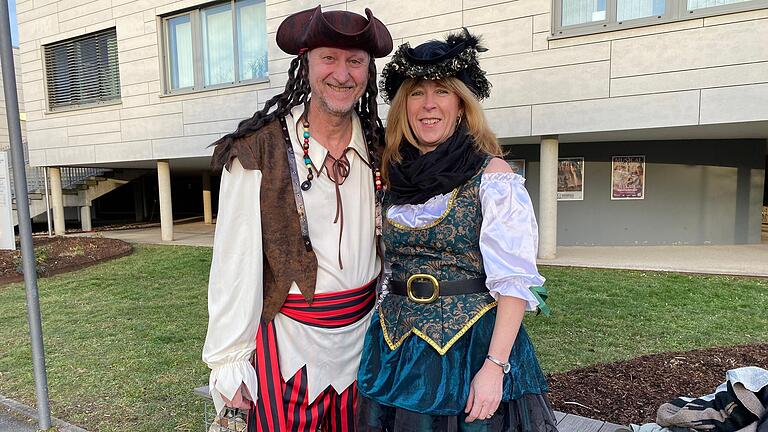 Claus und Martina Krißgau aus Ansbach sind als Piraten von Fluch der Karibik verkleidet.