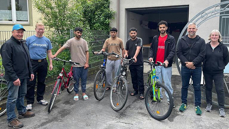 Im Bild (von links): Elmar Nun, Thorsten Terveer, vier stolze afghanische Fahrradbesitzer, Thomas Happ und Claudia Leppich.