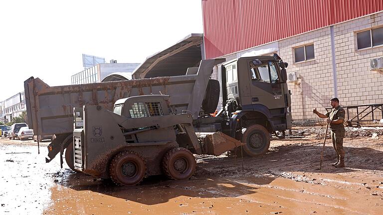 Nach den Überschwemmungen in Spanien       -  Auch mit Hilfe des Militärs geht das Aufräumen voran.