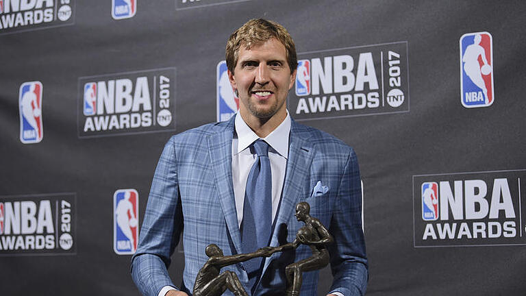 KINA - Basketball-Star ist ein super Team-Kamerad       -  Er hilft anderen gerne auf die Beine: Basketballstar Dirk Nowitzki in New York während der 2017 NBA Awards mit seiner Trophäe für die Auszeichnung zum Teamkollegen des Jahres.